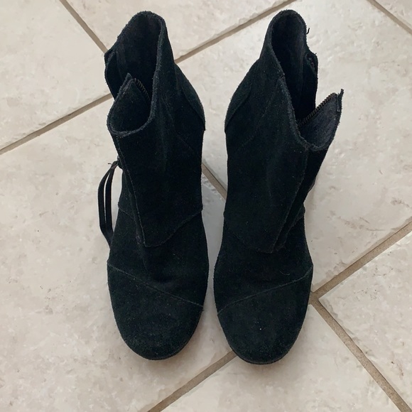 𝙑𝙂𝙐𝘾 𝙏𝙊𝙈𝙎 𝖲𝗎𝖾𝖽𝖾 booties - 𝙎𝙄𝙕𝙀 6 - Picture 2 of 5